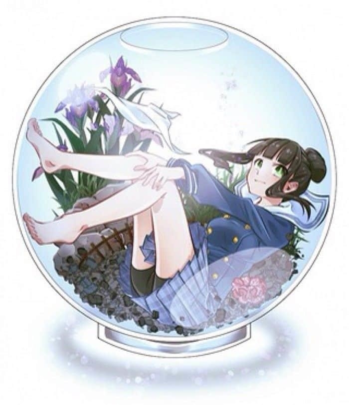 Hình Anime đáng yêu được đặt trong một lọ thủy tinh tròn.
